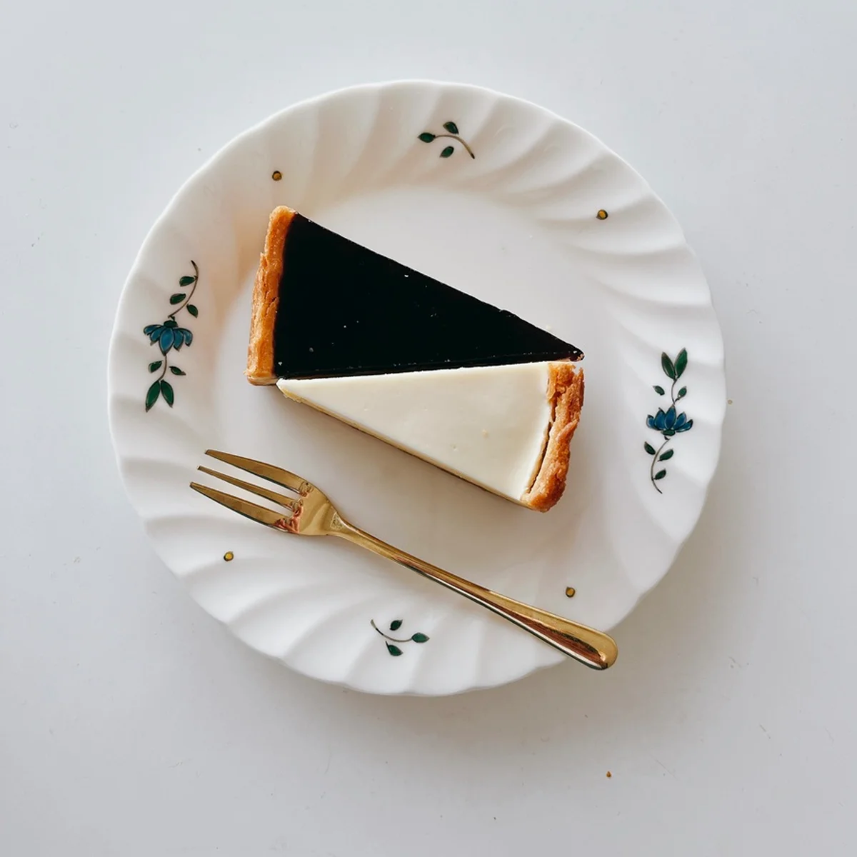 中目黒といえば、ヨハン！ 上から：チーズケーキ「ブルーベリー」￥540、「サワーソフト」￥550／ヨハン＊お取り寄せOK（丸型「ナチュラル」「メロー」、角形「ナチュラル」「サワーソフト」対応）