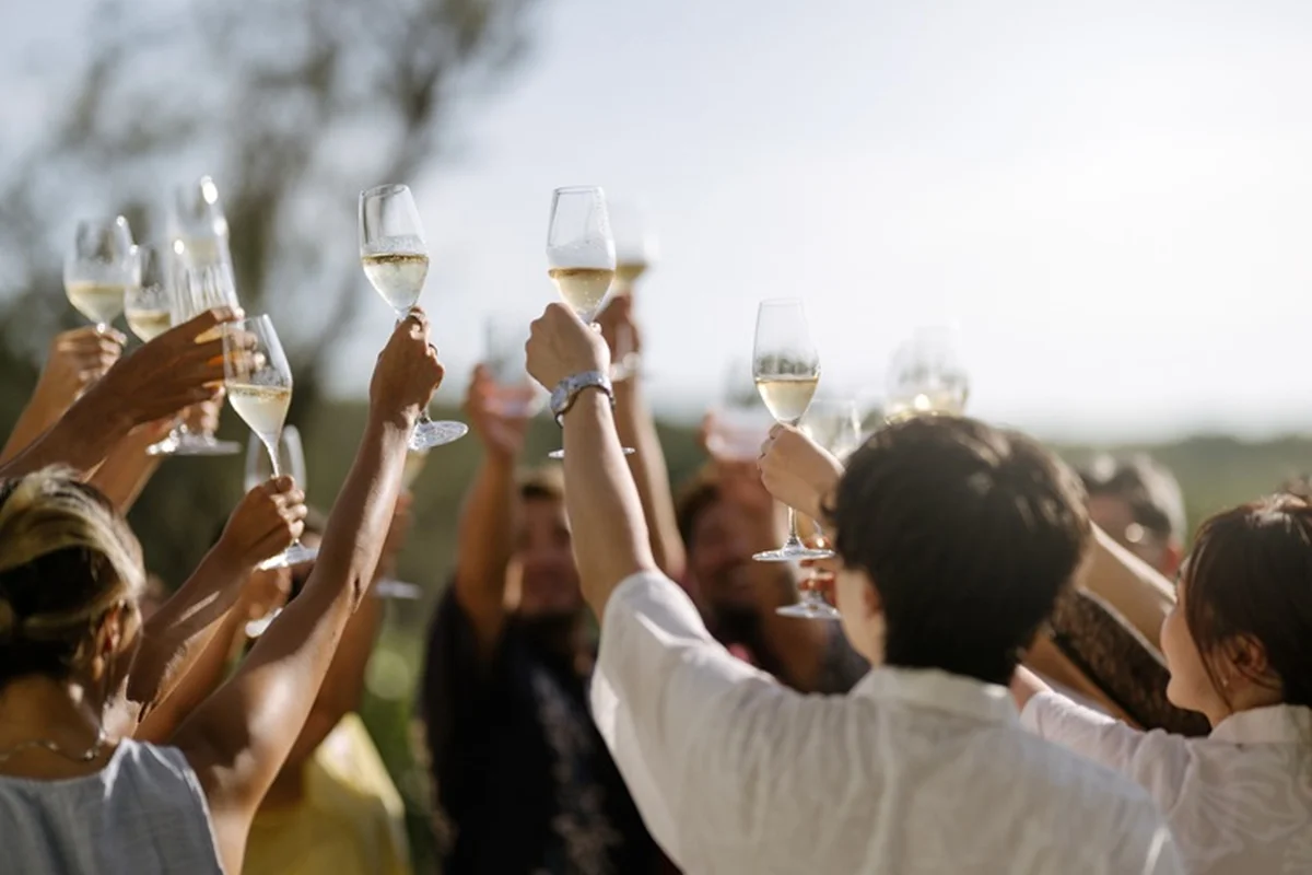 沖縄「ローズウッド宮古島」。青空の下の屋外エリアもパーティの舞台に