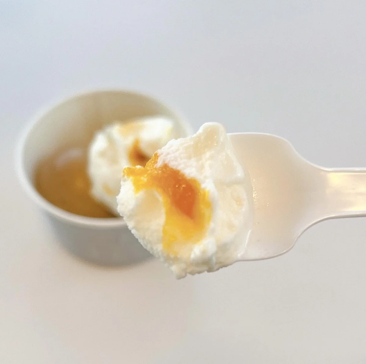 Eriko Osawa Earthly Gelatoのジェラート。「マンゴー&コリンキーかぼちゃのココナッツ」ココナッツミルクのジェラートがベース。マンゴーとコリンキーかぼちゃのミックス感が新鮮。