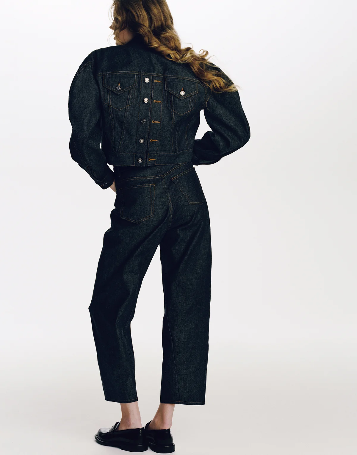 ジバンシィ by サラ・バートン のデニムを着用したモデル