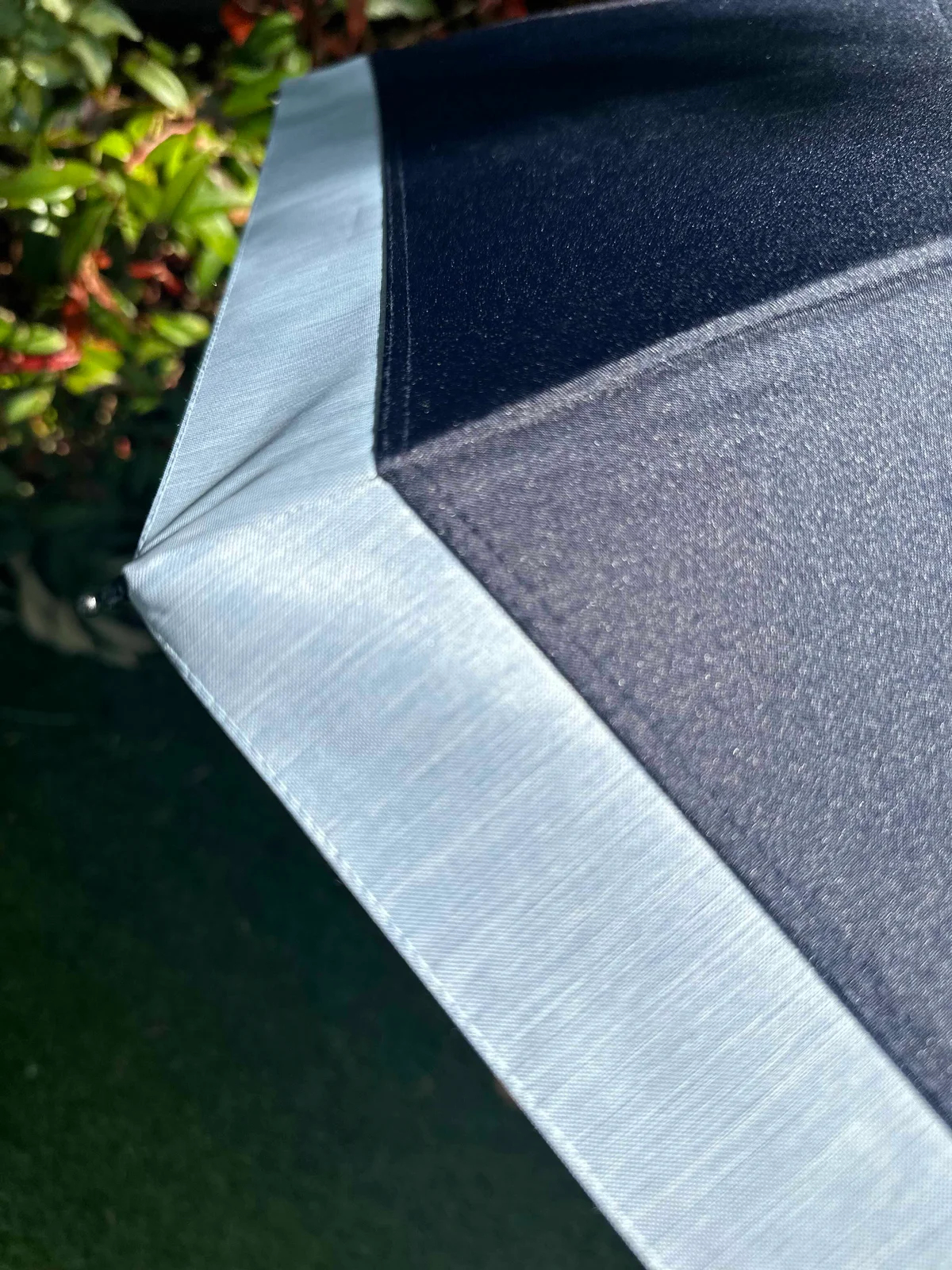 サンバリア100の折りたたみ日傘 ２段折 / コンビのネイビー(木曲がり手元)の素材