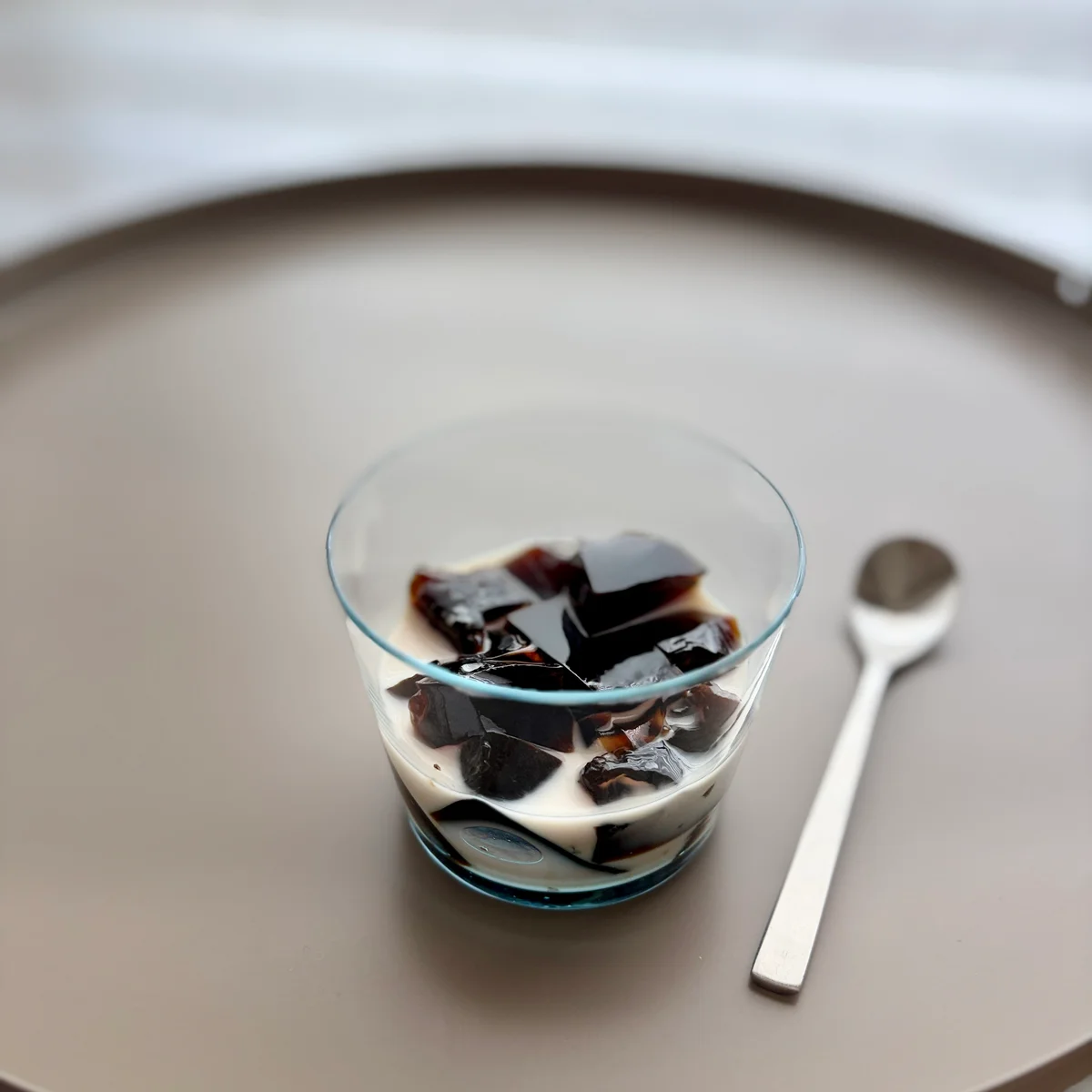 無印良品「オリジナルブレンド　コーヒーゼリー」の推しアレンジ。アーモンドミルクと一緒に。