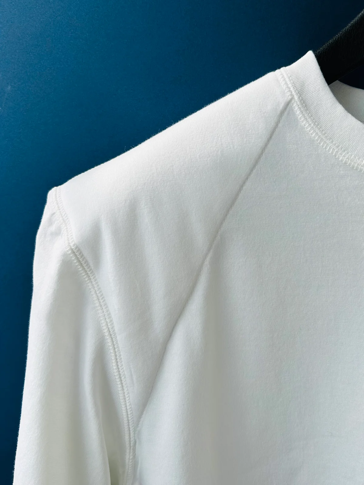 BOWTEの肩パッド入り白Tシャツの肩バッド部分に寄った写真