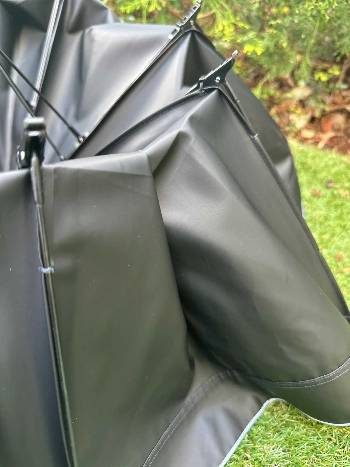 サンバリア100の折りたたみ日傘 ２段折 / コンビのネイビー(木曲がり手元)の裏面素材