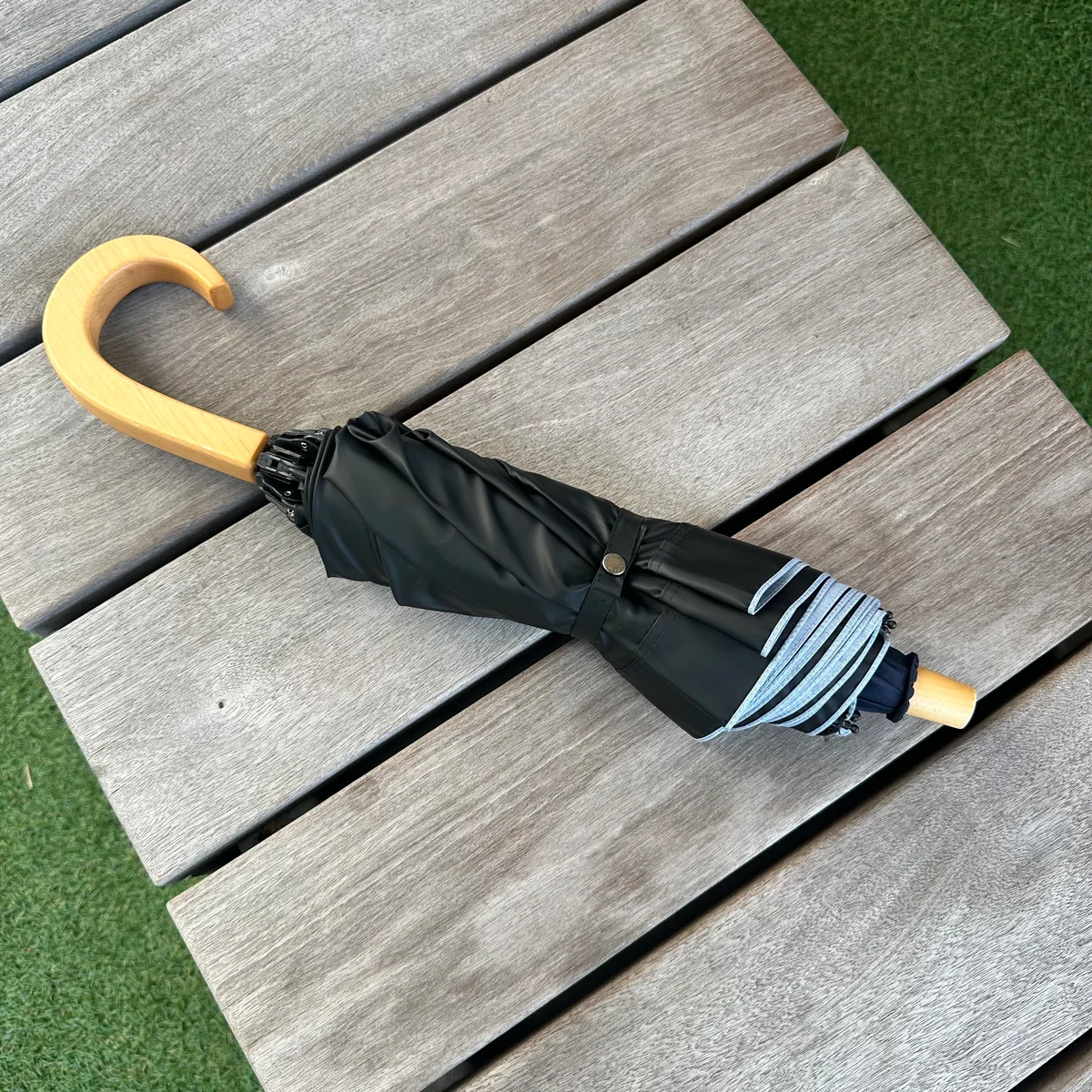 サンバリア100の折りたたみ日傘 ２段折 / コンビのネイビー(木曲がり手元)のたたんだときの全長約43cm