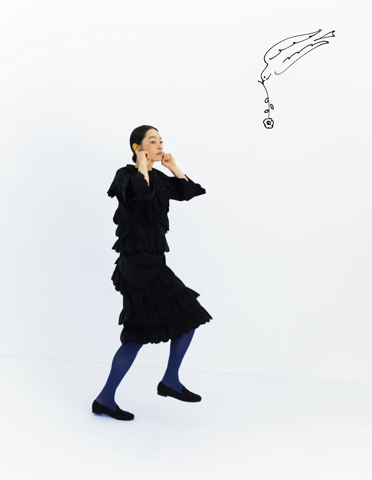 フリルドレス「tambou rine」￥275,000・靴「tambourine」￥29,700／ミナ ペルホネン　タイツ／スタイリスト私物