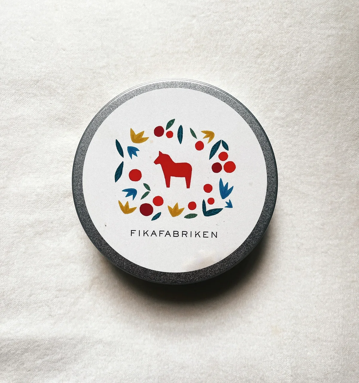 フィーカファブリーケンの缶。パッケージも、ダーラナホースをあしらった缶パッケージ。さりげないギフトにぴったり！