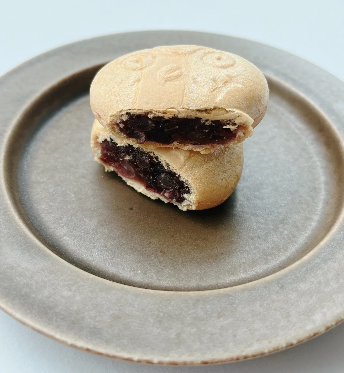 最中の中には、小豆粒あんをたっぷり挟み込んで。断面写真