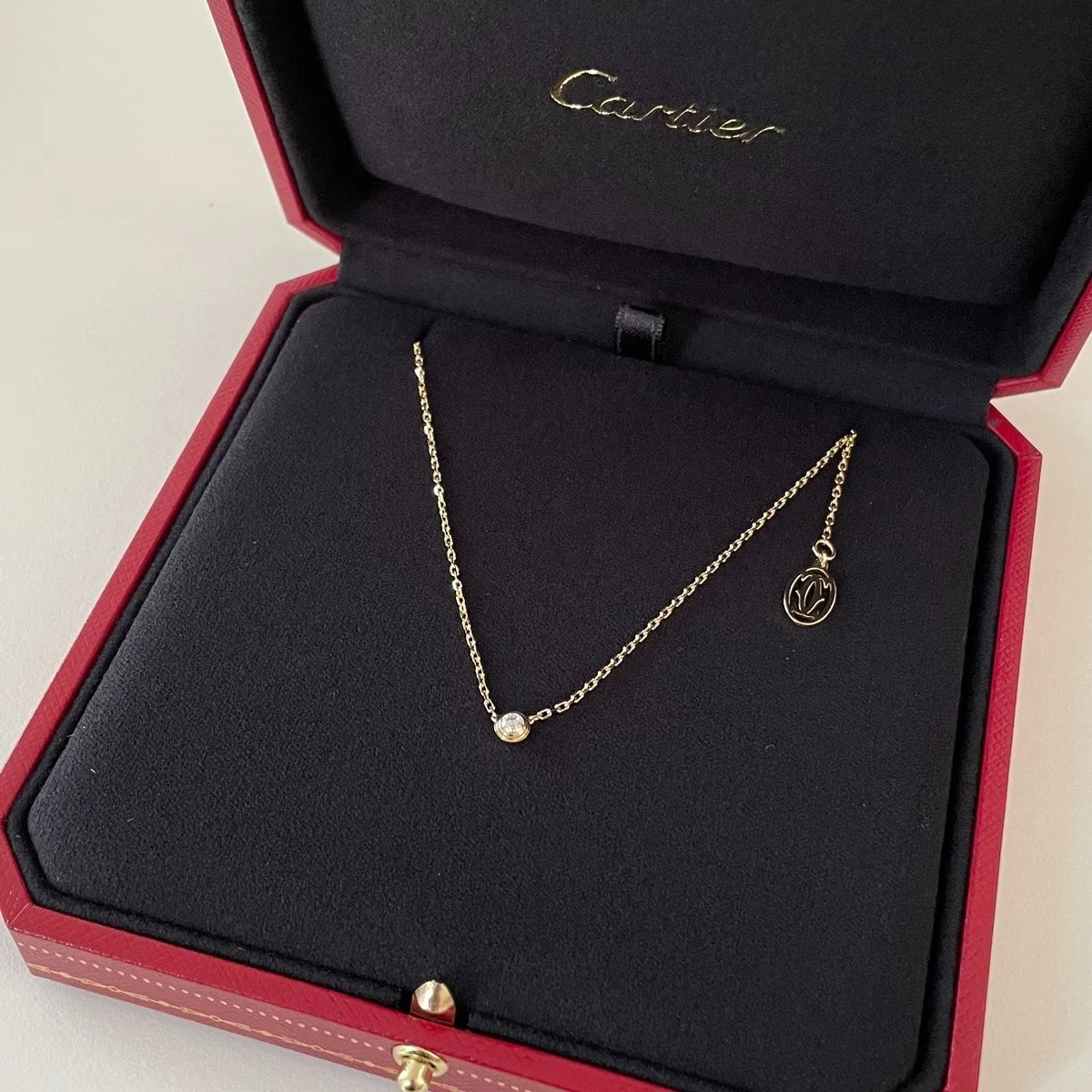 カルティエ】（CARTIER）のネックレス6選｜首もとを華やかに彩る、一生