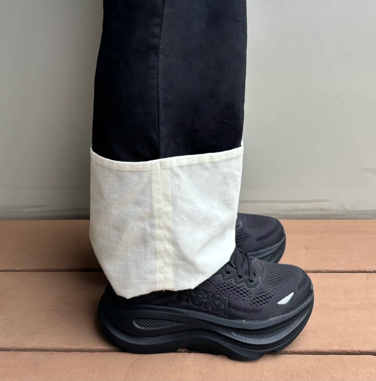 HOKA ホカ スニーカー BONDI9 ボンダイ 着用 横