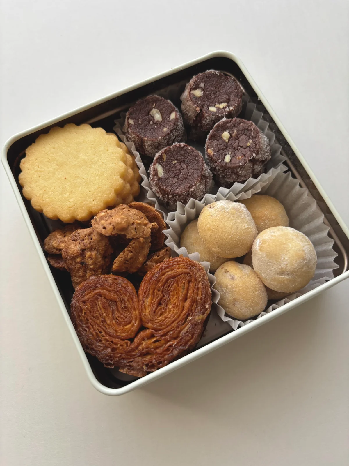 アディクトオシュクルの5種類のクッキー缶