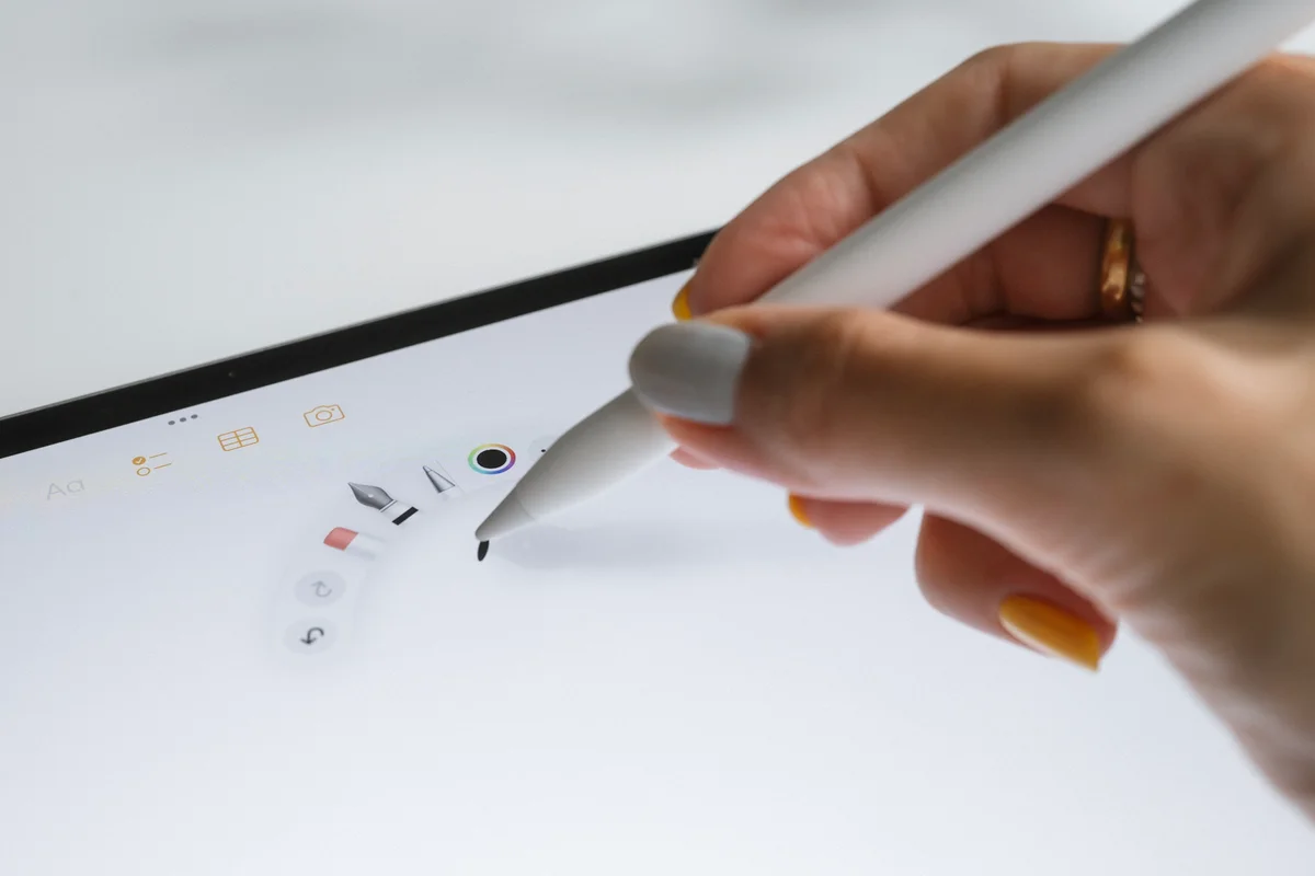 Apple Pencil Pro　スクイーズで表示したメニューと万年筆の影