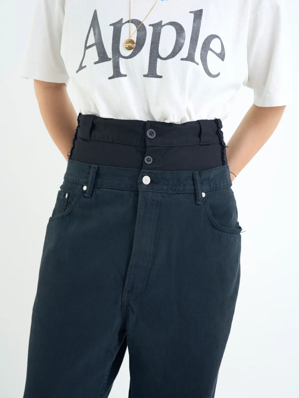 ストライプオーバーサイズシャツ￥33,000・ラウンドTシャツ￥14,300・カーブシルエットパンツ￥38,500 　すべてアモーメント