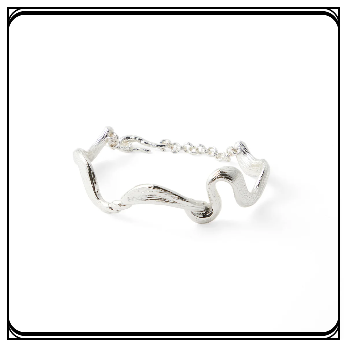 バングル￥28,600／ソワリー
