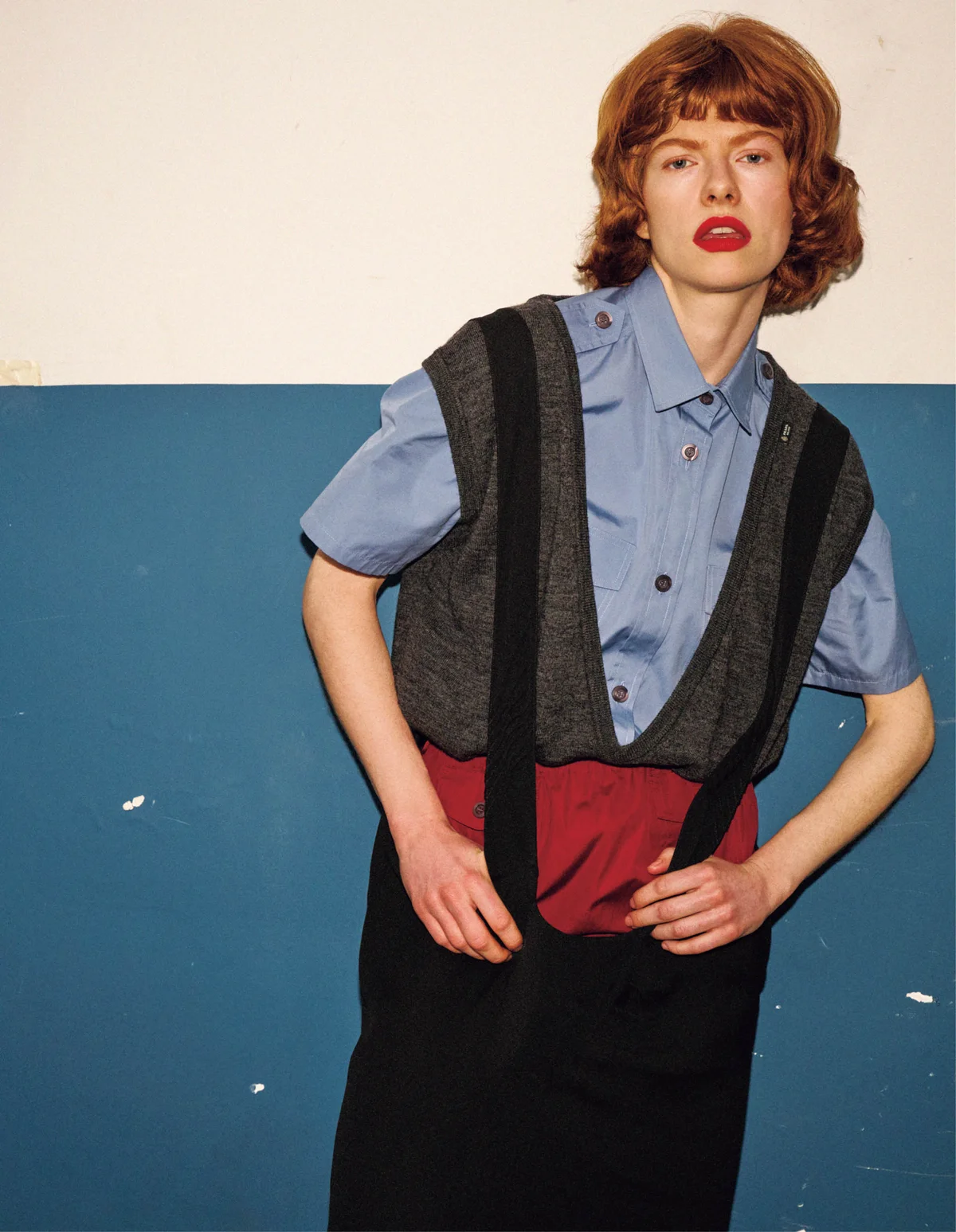 プラダのシャツ、ニット、スカート、ショーツを着用したモデル