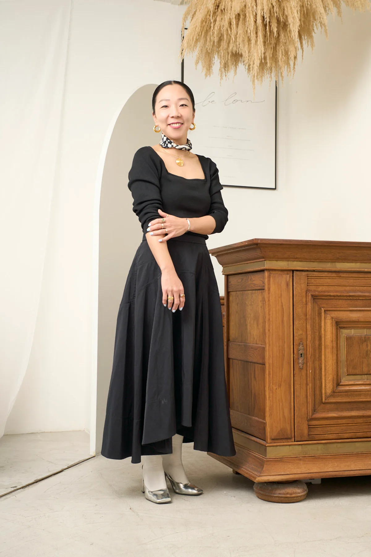 「be born」浅野由記子さんの全身スタイル。ヘルシーな肌見せやメタリックなシューズを組み合わせて軽やかに。