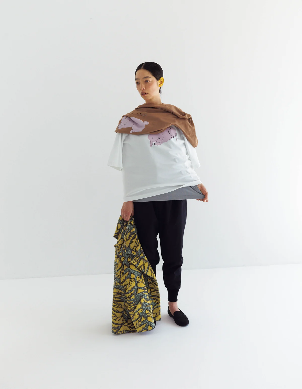 重ねたＴシャツ「piiloleikki」各￥28,600・パンツ「sol」￥66,000・手に持ったジャケット「wind bird」￥154,000／ミナ ペルホネン