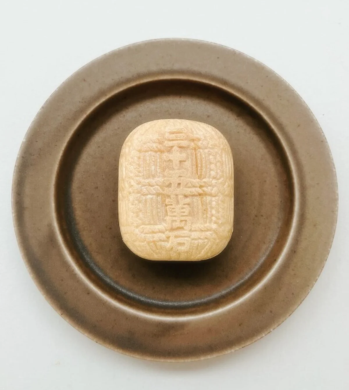 菓心おおすがの三十五万石と刻まれた、米俵を模した最中。その名は、井伊家彦根藩の石高に由来。