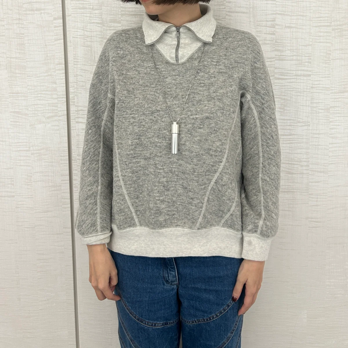 ネイルオイル GIU YOUR BALMを首から下げたところ