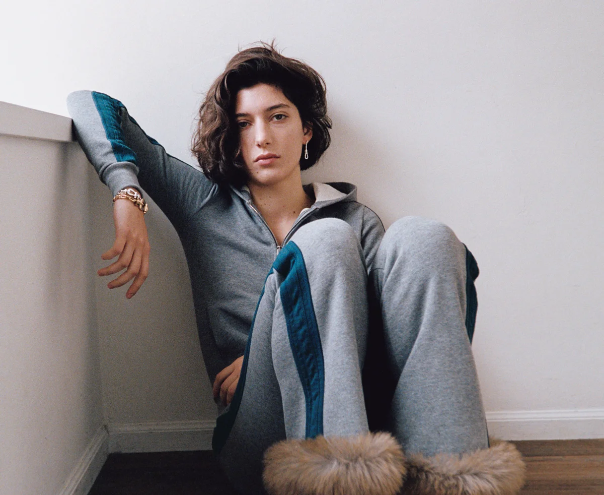 フレッドのイヤリング「フォース10」を着用したモデル