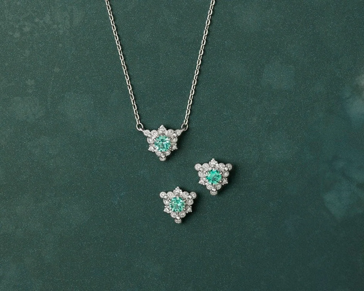 「フルール・デクラ」〈Pt、ミントグリーンエメラルド、ダイヤモンド〉（上）ネックレス￥253,000、（下）ピアス￥308,000　※オンラインストア限定