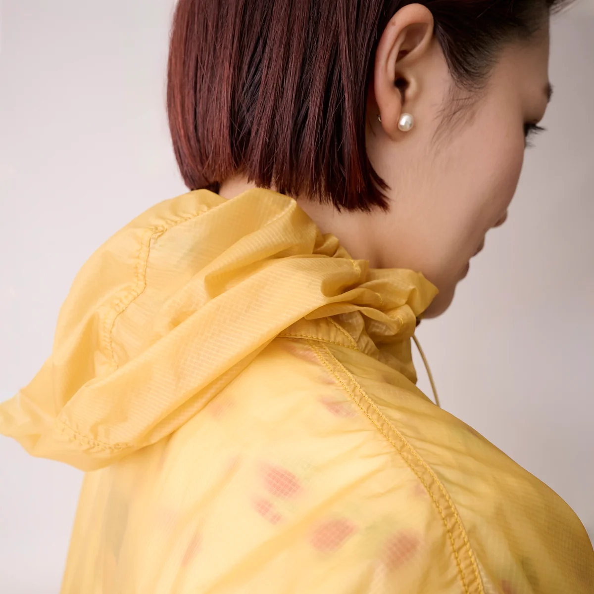 ザ・ノース・フェイスのフリーランウィンドパーカのフードを、ドローコードで絞ったバックスタイル