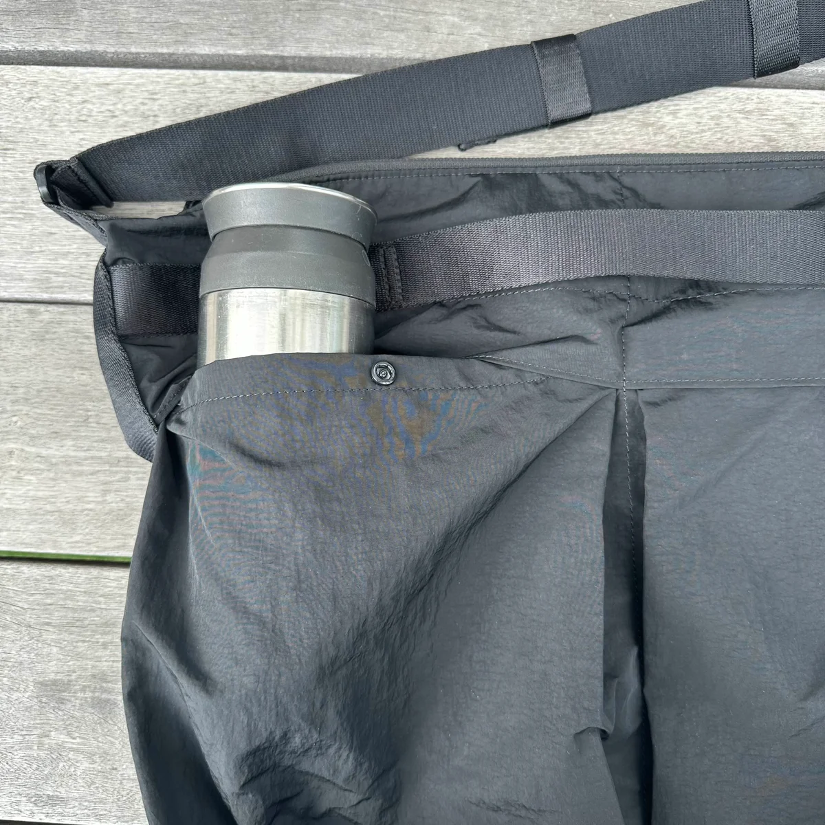 ユニクロ ユー「パッカブルショルダーバッグ」のフロントポケットには水筒も入る