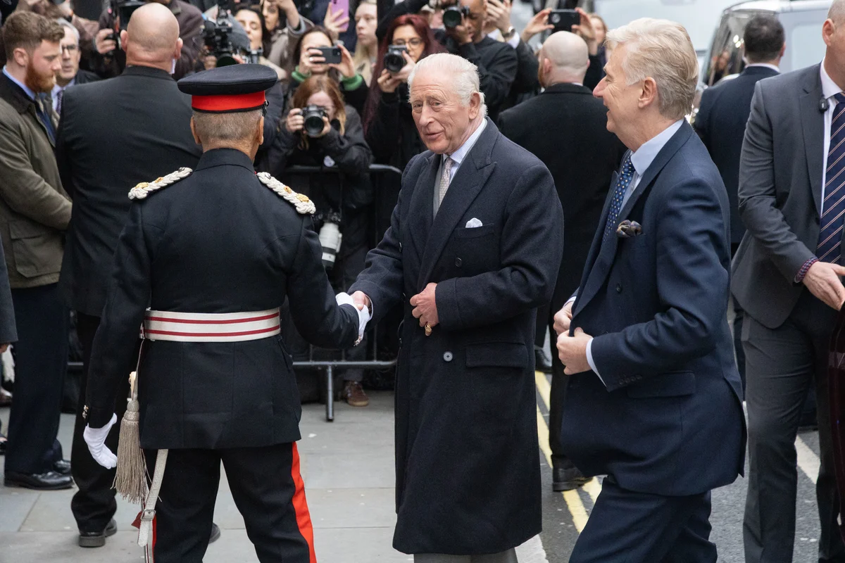 アンドルー逮捕後も予定通りに公務を遂行したチャールズ国王