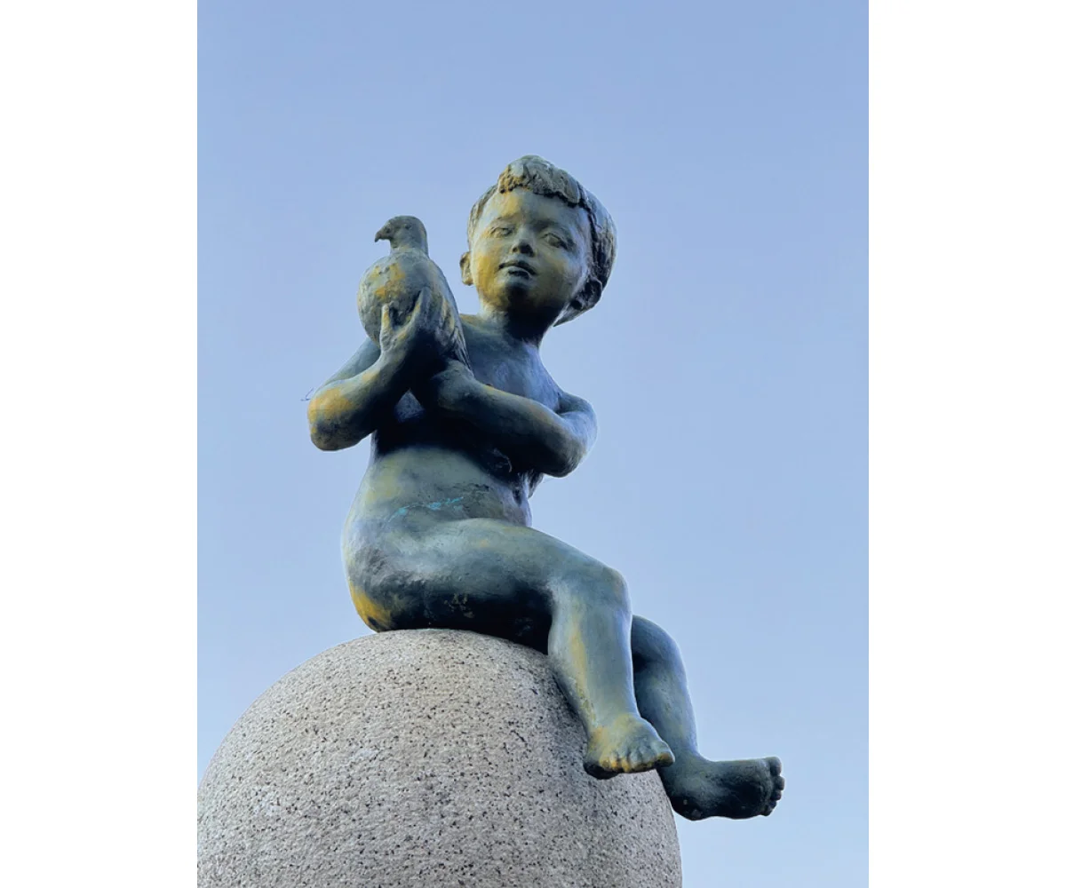 マリウス葉さんが撮影した三宅坂小公園の平和の群像