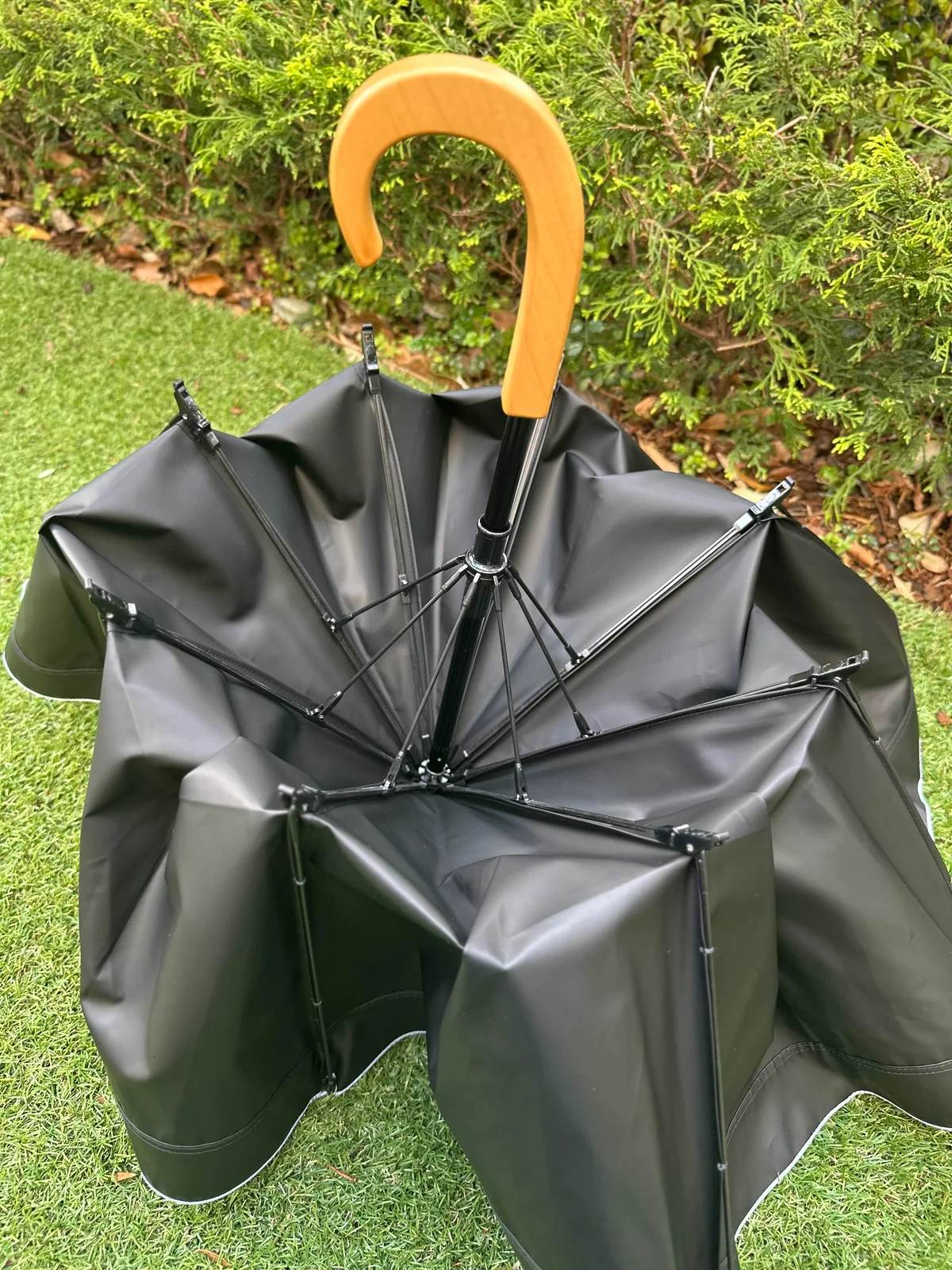 サンバリア100の折りたたみ日傘 ２段折 / コンビのネイビー(木曲がり手元)の黒フィルムラミネート