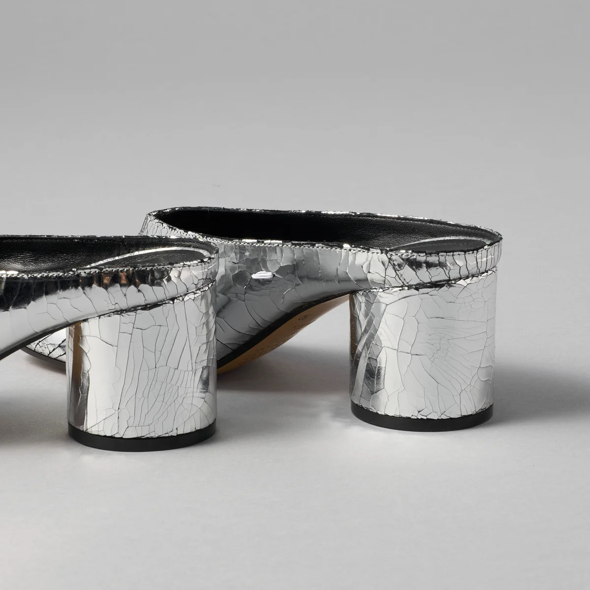 メゾン マルジェラの2026年春夏新作ミュール、「タビ」ブロークンミラー デコルティケミュール