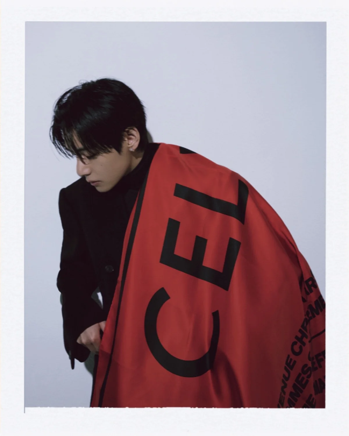 CELINE 26-27年秋冬コレクションのプレシューティングに参加したBTSのV