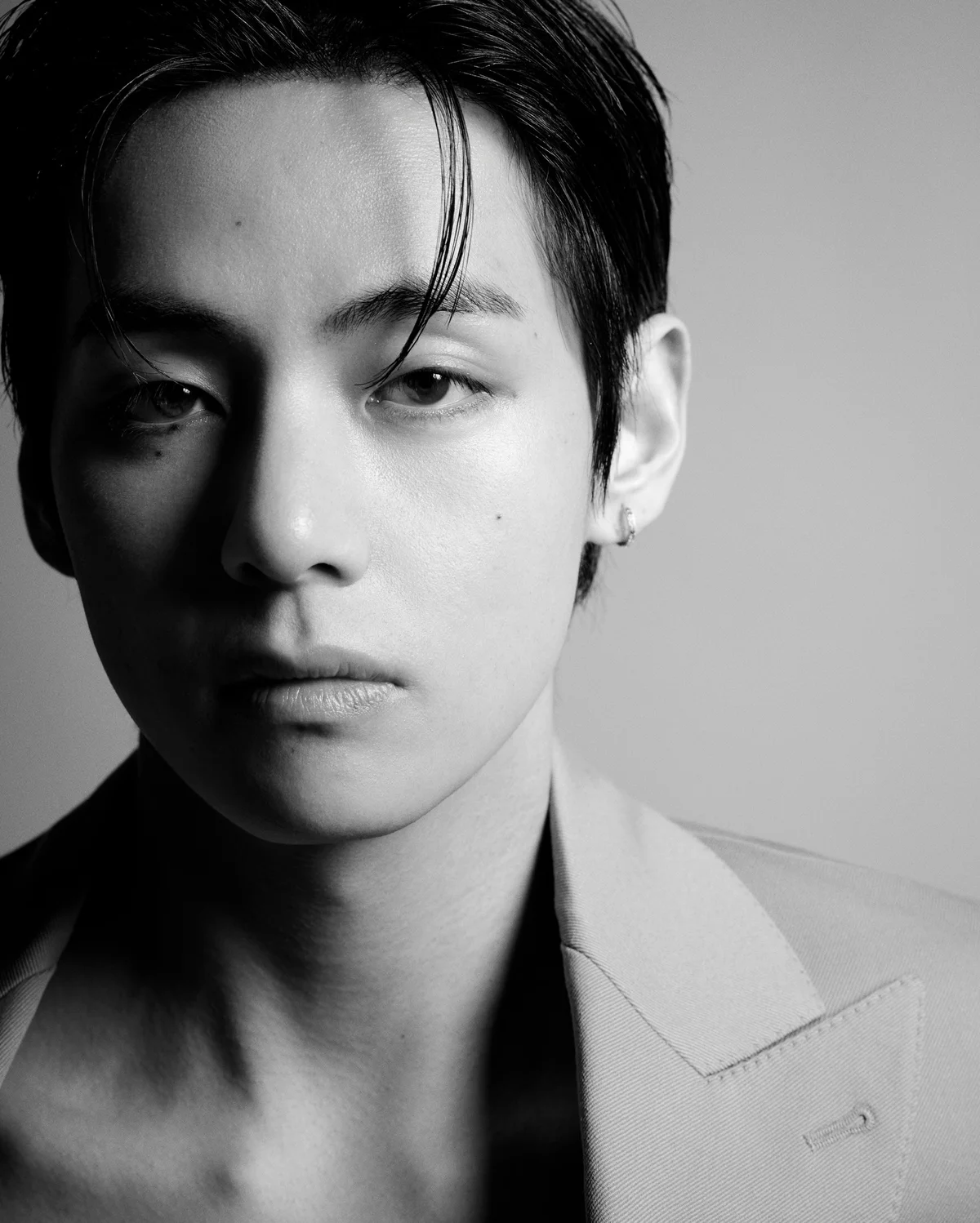 CELINE 26-27年秋冬コレクションのプレシューティングに参加したBTSのV