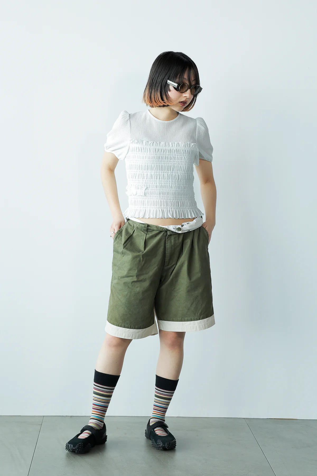 ユニクロ アンド セシリー バンセンのシャーリング ボリューム スリーブTを着用したエディター