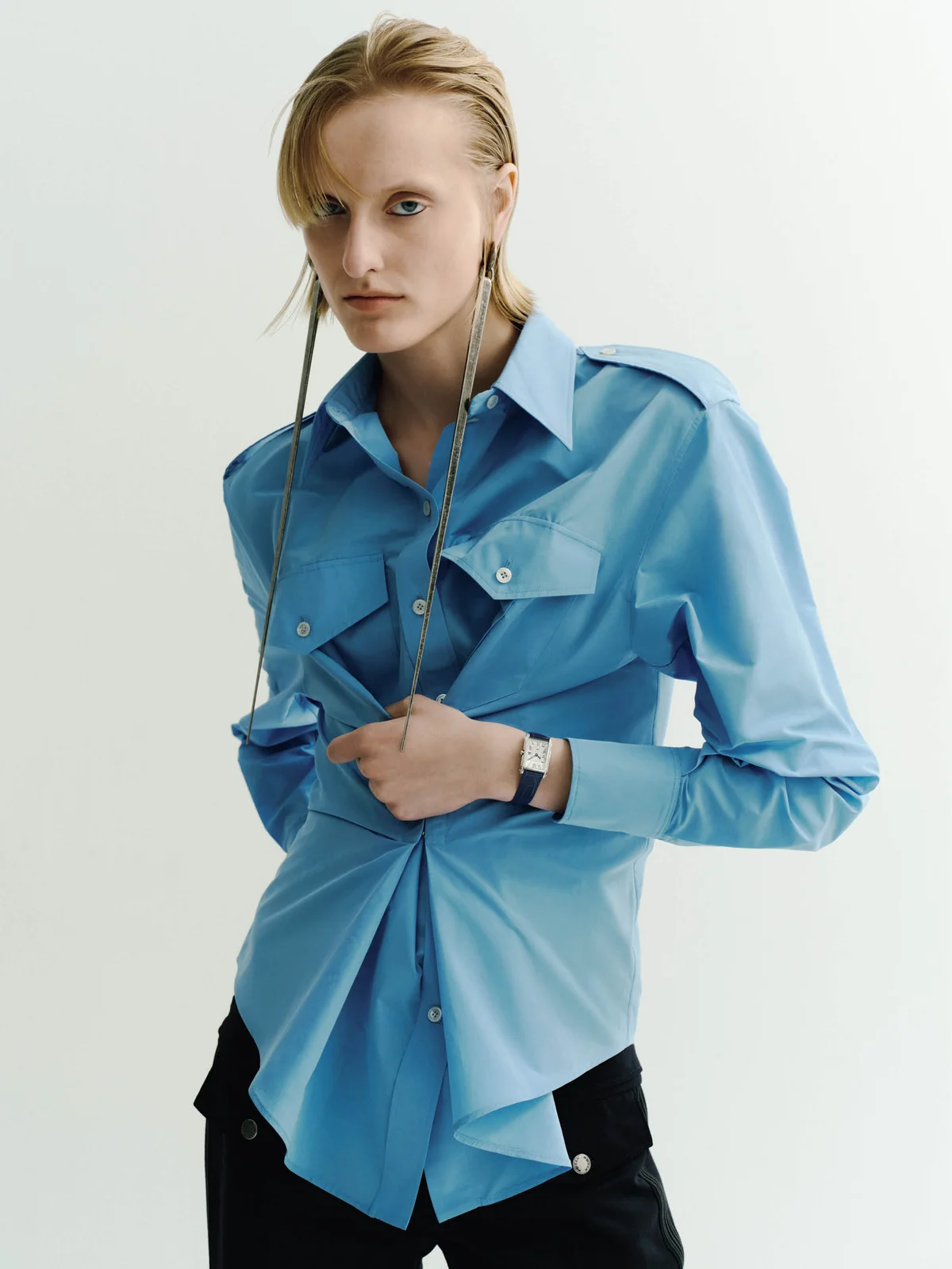 マックイーンのシャツとロンジンの時計「ロンジン ドルチェヴィータ」