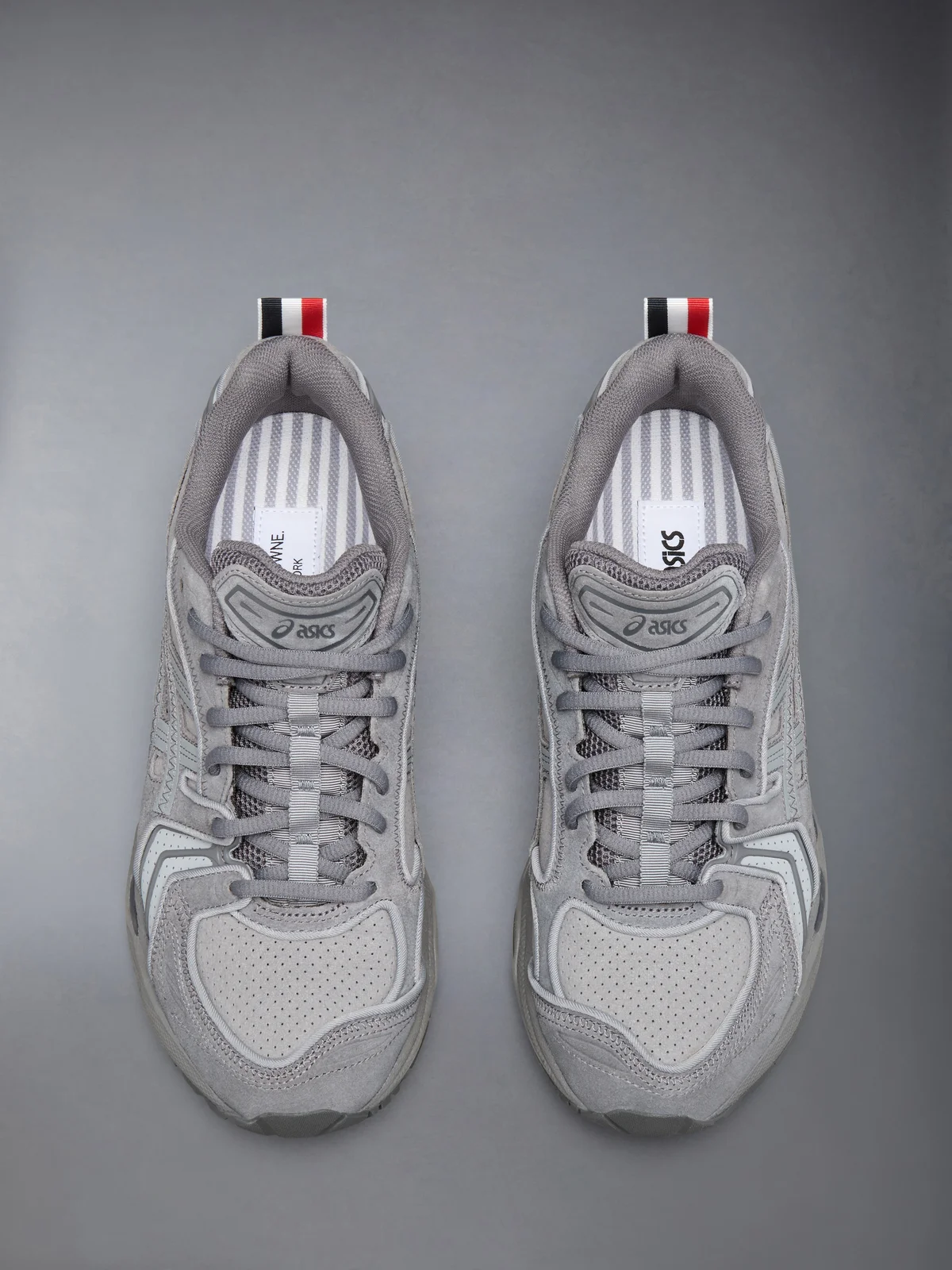 トム ブラウンとアシックスのコラボスニーカー、 「ゲルカヤノ 14」のアッパー、シューレースのデザインディテール