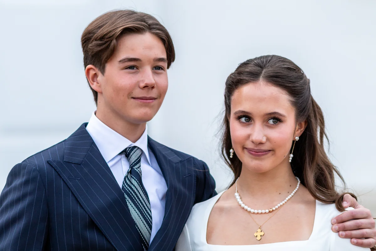 共同記者会見に応じるヴィンセント王子とジョセフィーヌ王女