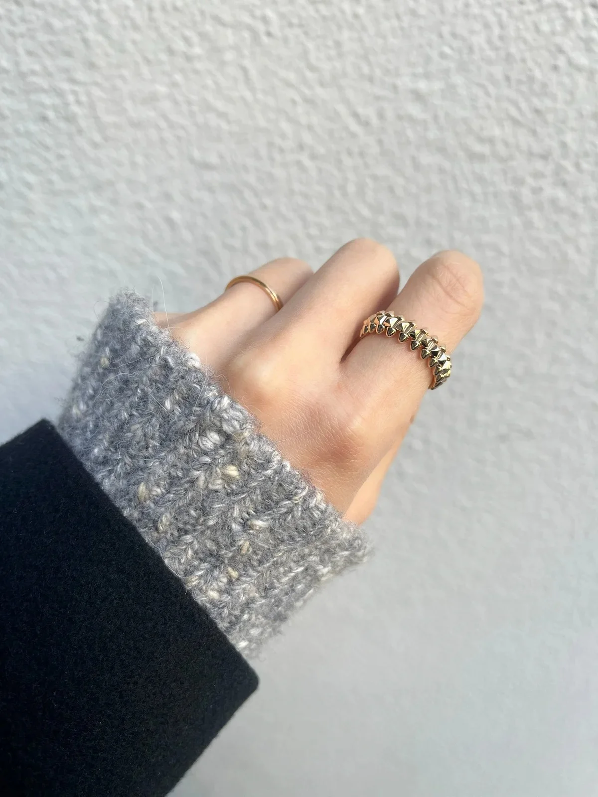 カルティエの名品リング「クラッシュ ドゥ カルティエ」の着用画像