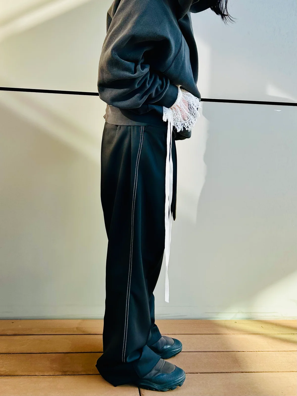 アン ドゥムルメステールのレースの付け袖を着用した写真