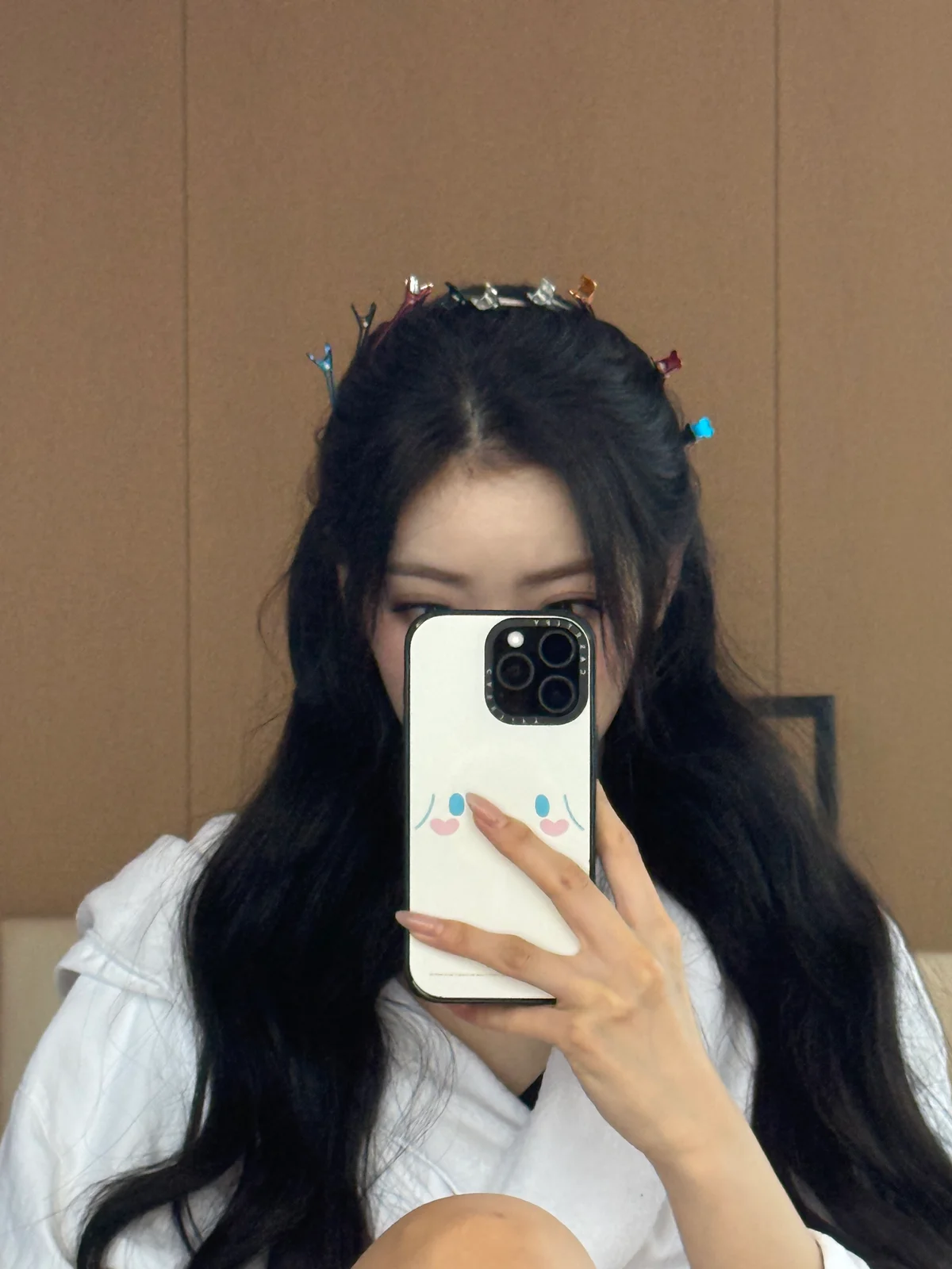 MEOVV ミヤオ　ANNA　アンナ　SPUR独占フォト　アンナのヘアメイク中の写真