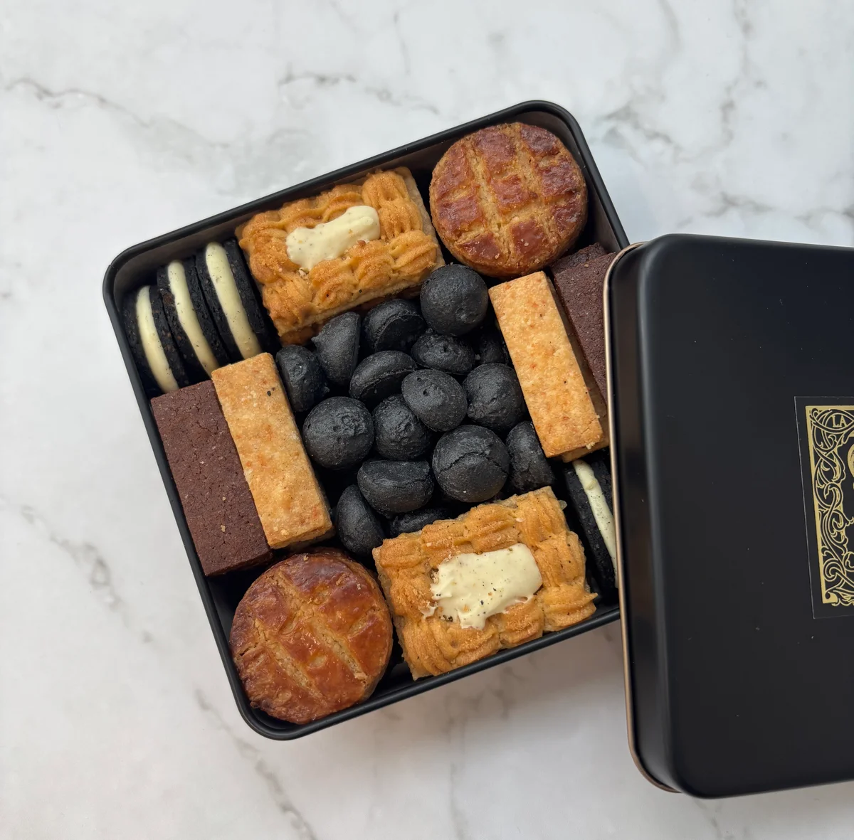 クッキー缶　バーニーズニューヨーク　ラ・メゾン・ド・ビィ　La Maison de la Bergeronnette GINZA  Révérence