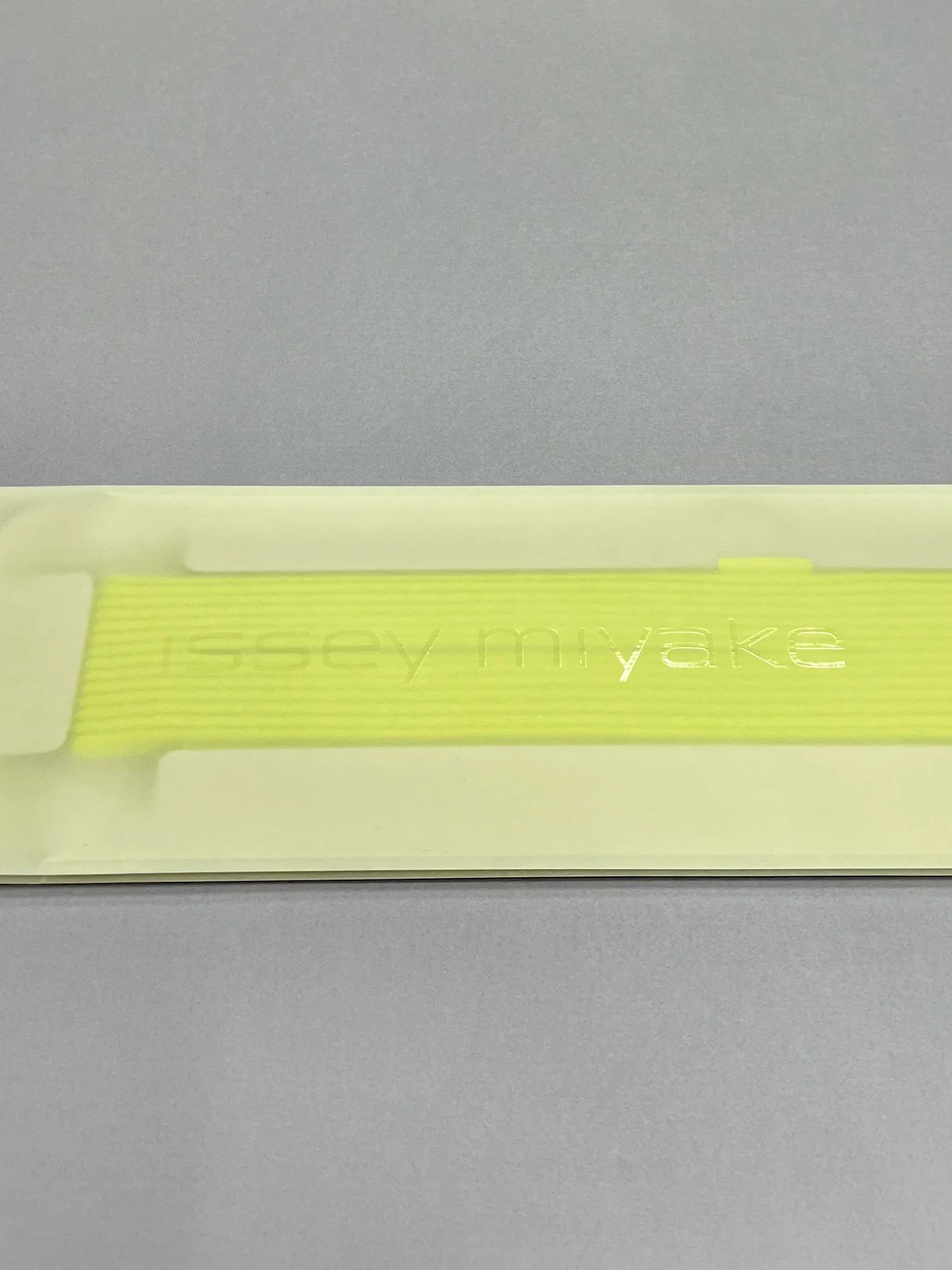 iPhone Pocketのパッケージに施されたissey miyakeのロゴ