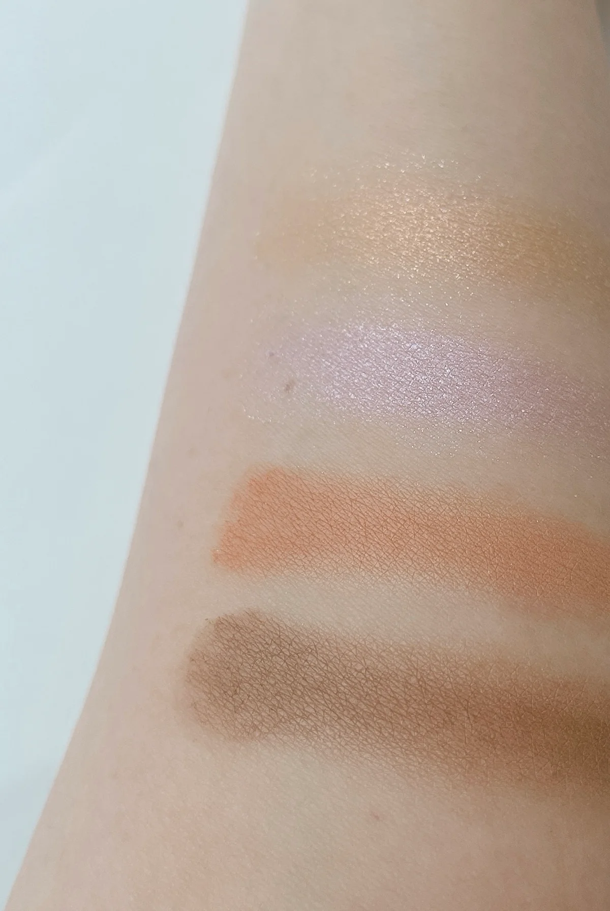 NARS クワッドアイシャドー 04065 のスワッチ　実際の色を肌に塗った写真