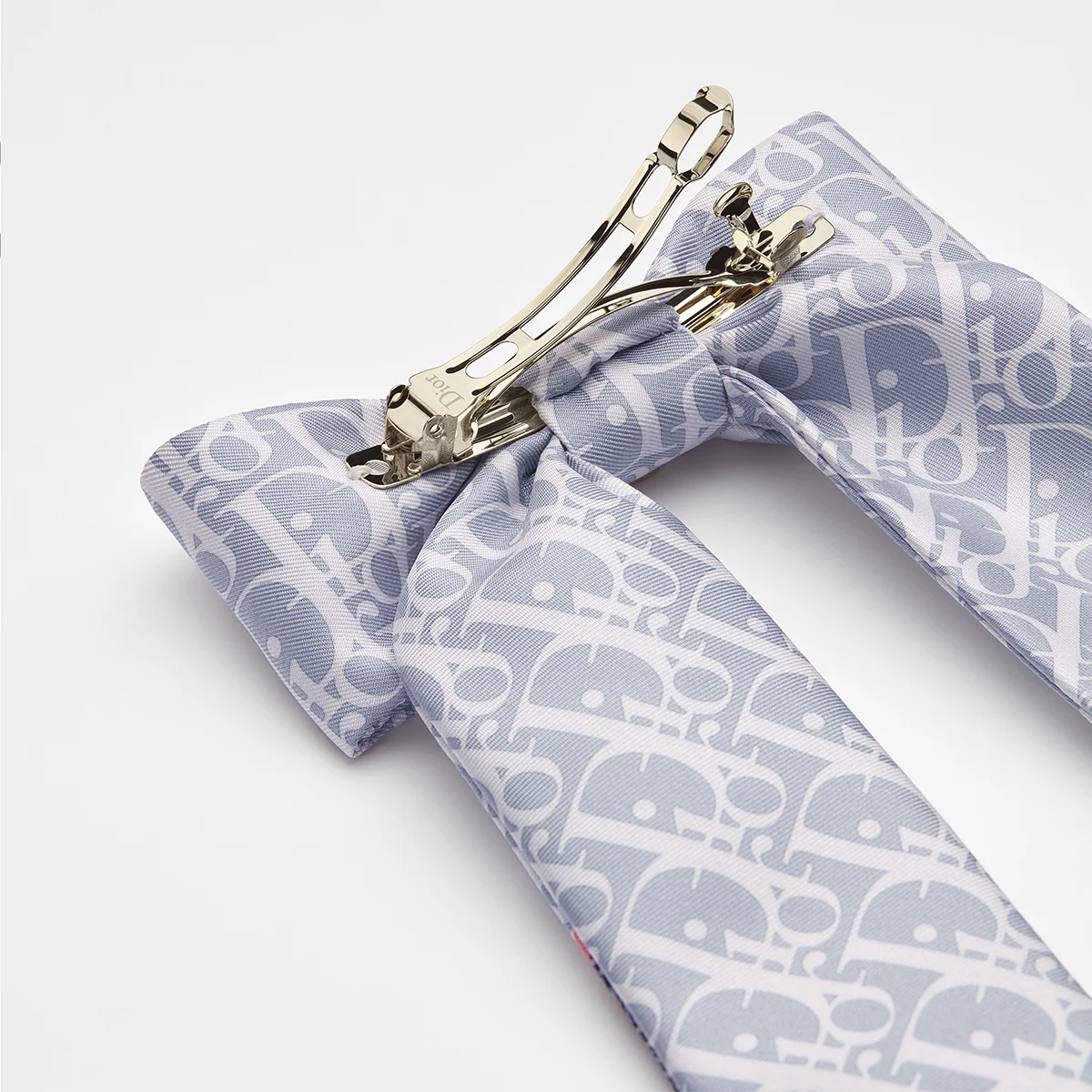 ディオールの「Dior Twist」リボンバレッタの裏側