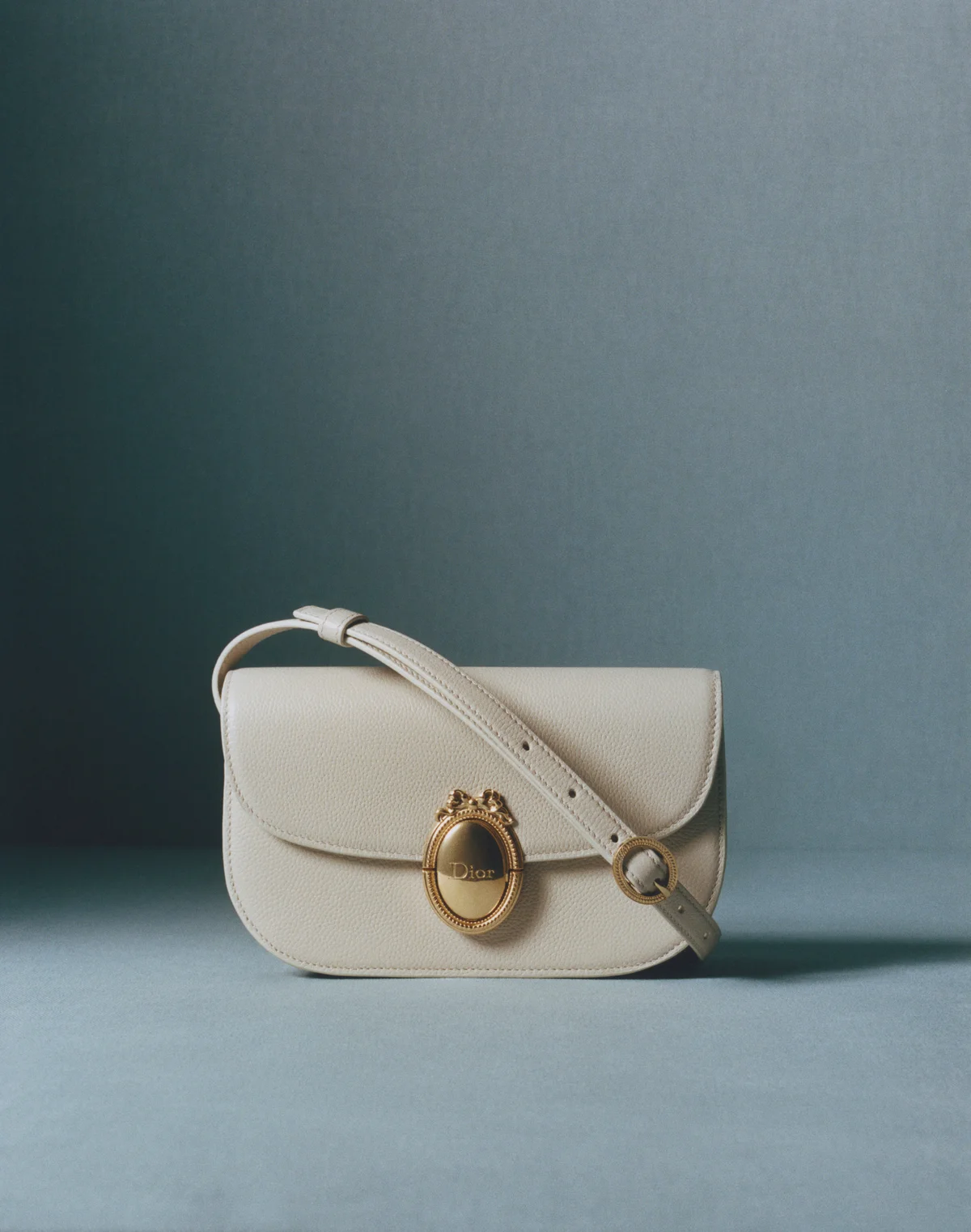 ディオール新作バッグ「ディオール クランチー」のキャンペーン画像