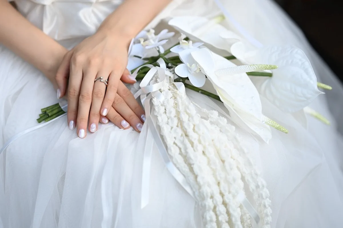 ブーケは花嫁母の手作り。花束の白に映えるパールのきらめきが、花嫁の品格をそっと引き立てて。