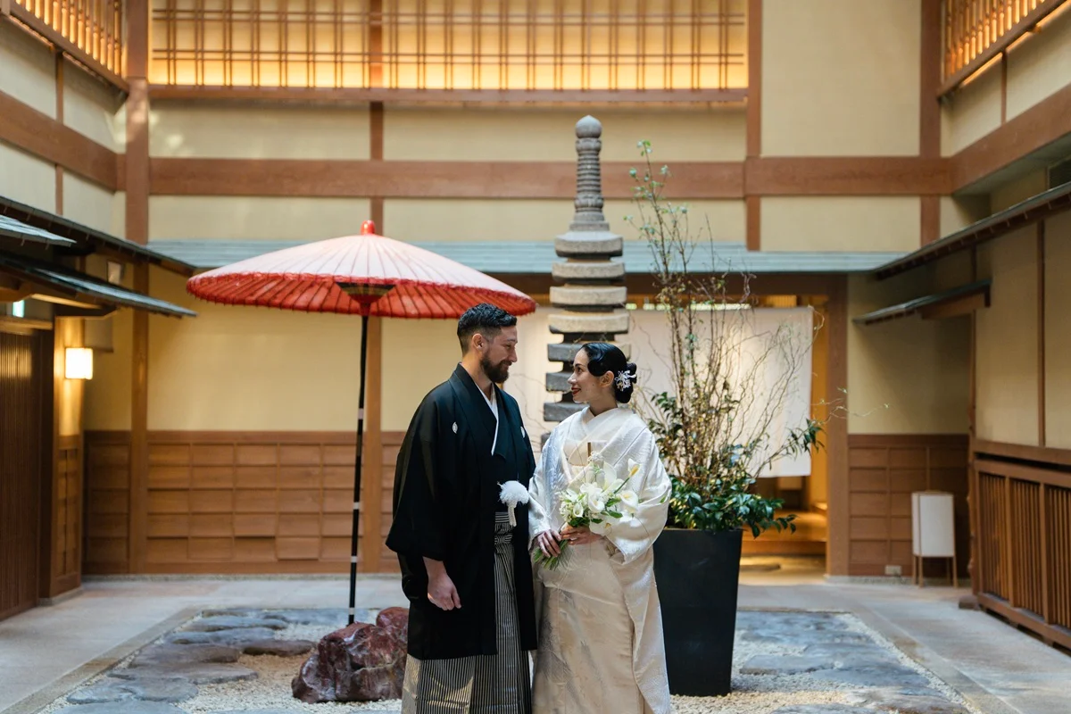 ベイカー恵利沙さん、白無垢に合わせて髪飾りはホワイトのパーツで構築。