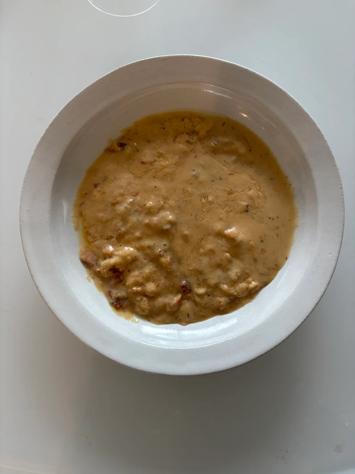 無印良品の煮込んでつくるスープパスタの素「サーモンとマスカルポーネクリーム」の中身を皿に出した写真