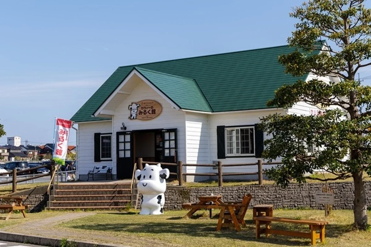 大山乳業敷地内にある、直売所「白バラショップ カウィーのみるく館」。マスコットキャラ「カウィー」がお出迎え