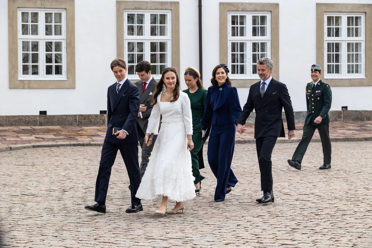 堅信式に向かうヴィンセント王子、ジョセフィーヌ王女、クリスチャン皇太子、イザベラ王女、メアリー王妃、フレデリック国王
